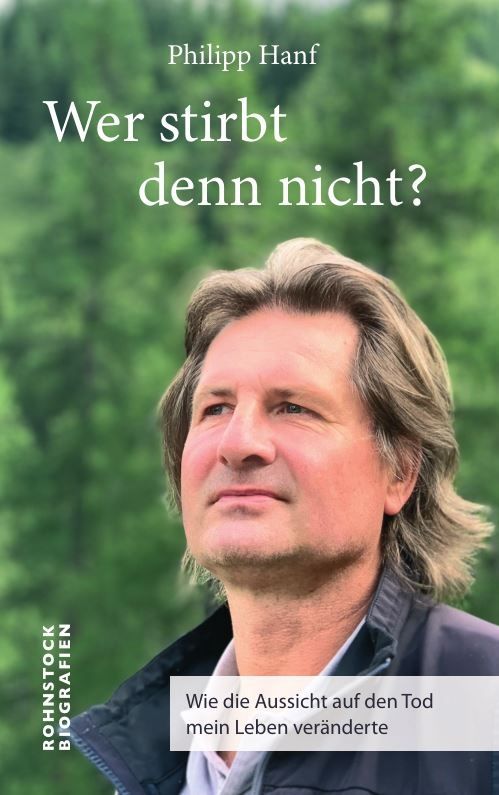 Buchcover mit dem Titel "Wer stirbt denn nicht?". Autor: Philipp Hanf. Im Hintergrund ein Mann vor grünem Hintergrund.
