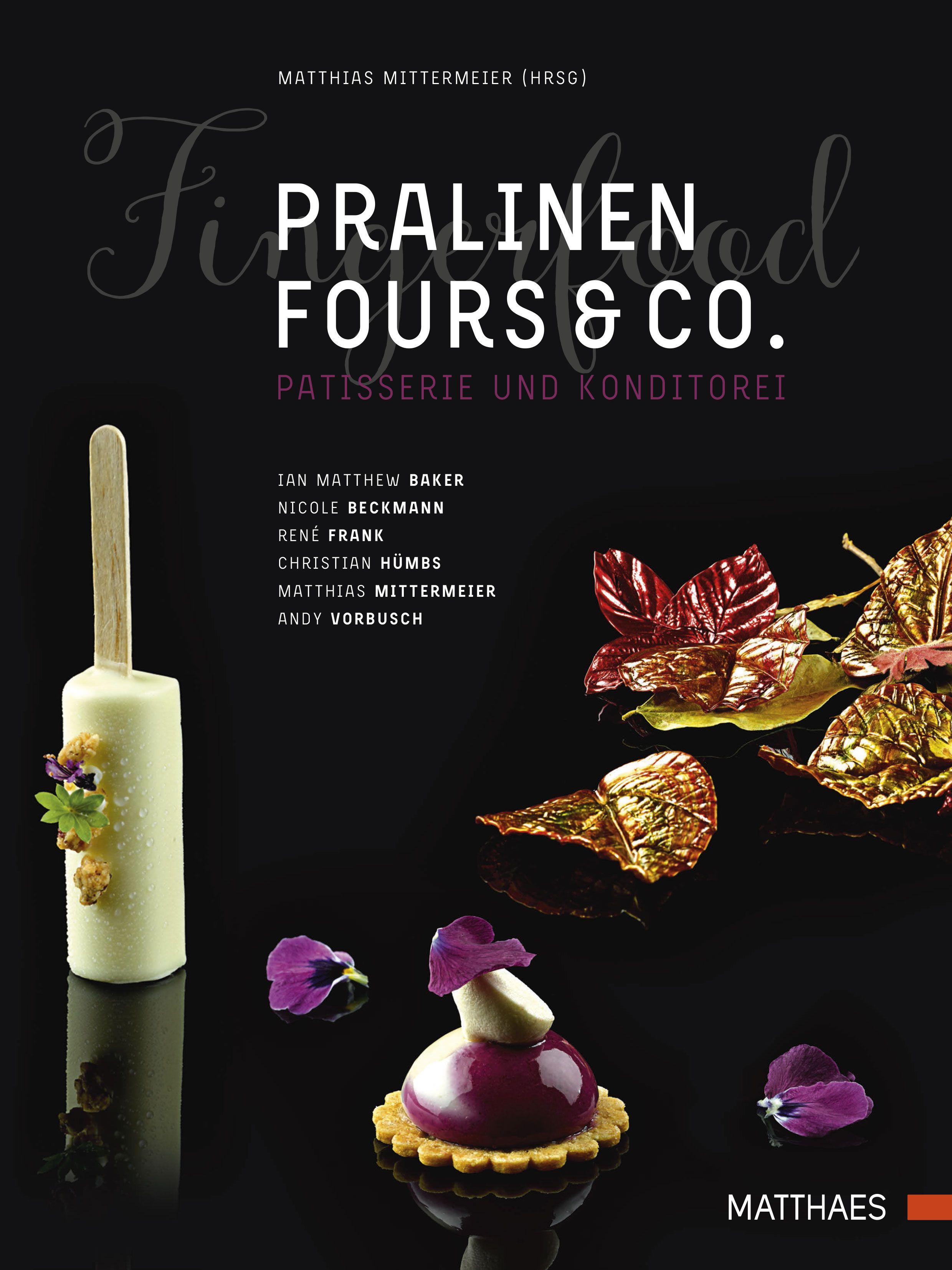Buchcover mit Titel Pralinen, Fours & Co. und Autorennamen. Abgebildet sind Pralinen und Blüten auf schwarzem Hintergrund.
