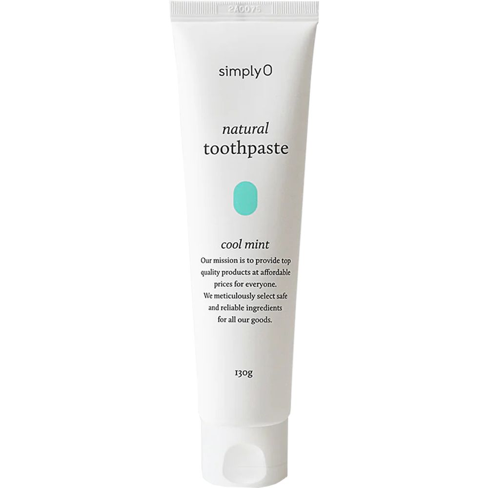 Weiße Tube mit "simplyO natural toothpaste cool mint". Text und türkisfarbener Punkt. 130g.