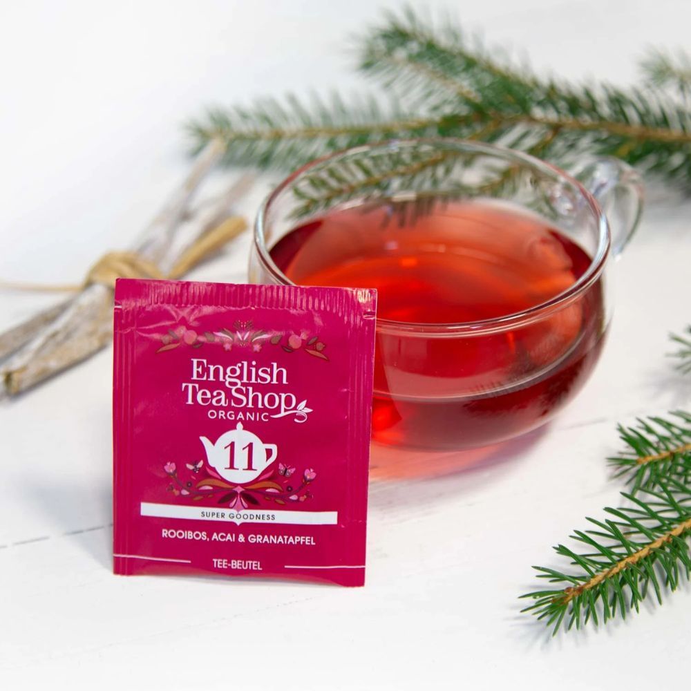 Teebeutel in Glas mit Tee. Marke: English Tea Shop. Sorte: Super Goodness. Nummer 11.