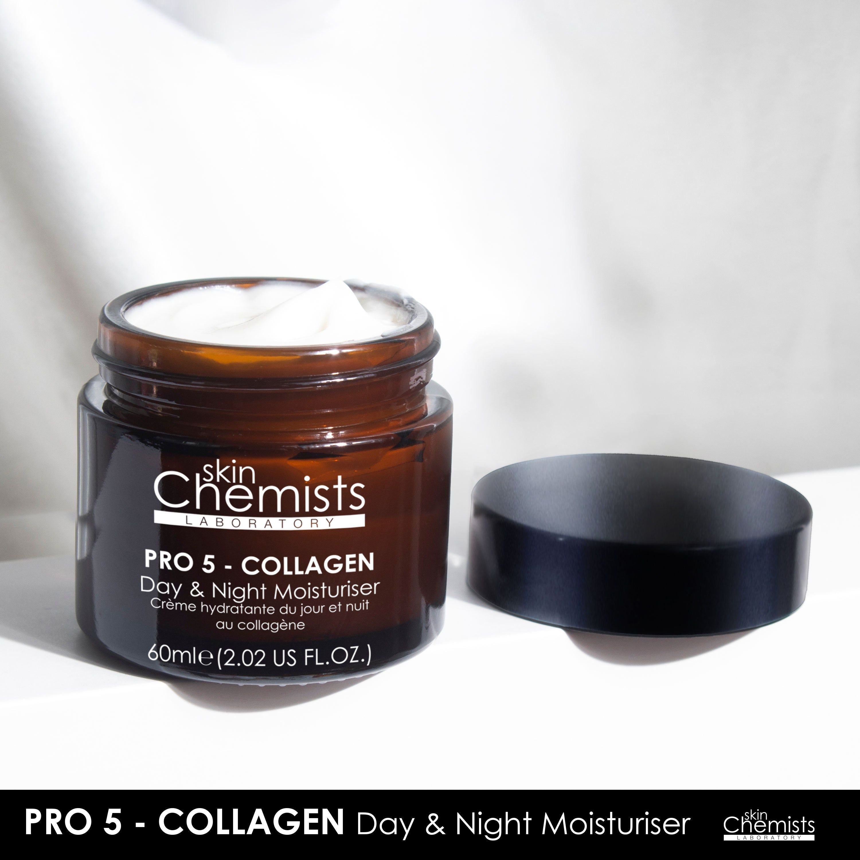 Geöffnete braune Glasdose mit weißer Creme. Schwarzer Deckel daneben. Aufschrift: skinChemists, PRO 5 - COLLAGEN Day & Night Moisturiser.
