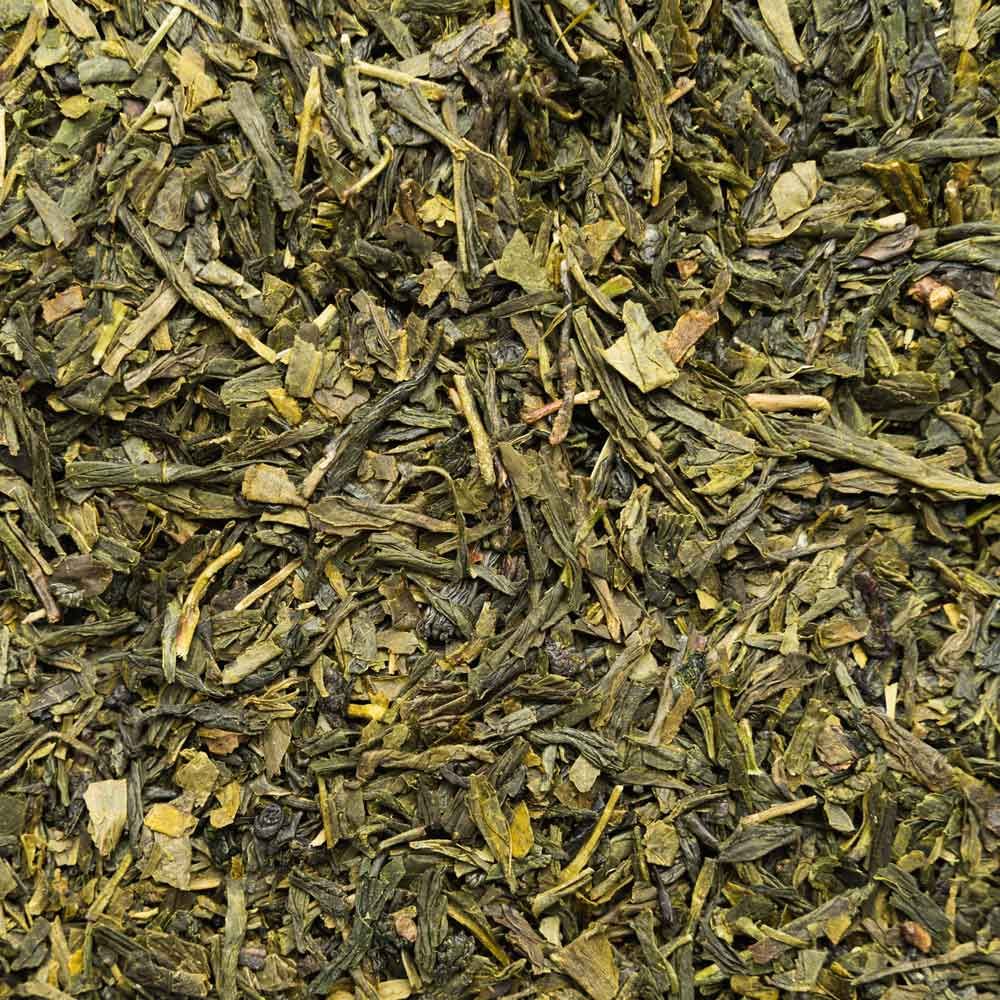 Nahaufnahme von getrockneten, grünen Sencha-Tee-Blättern. Verschiedene Formen und Größen.