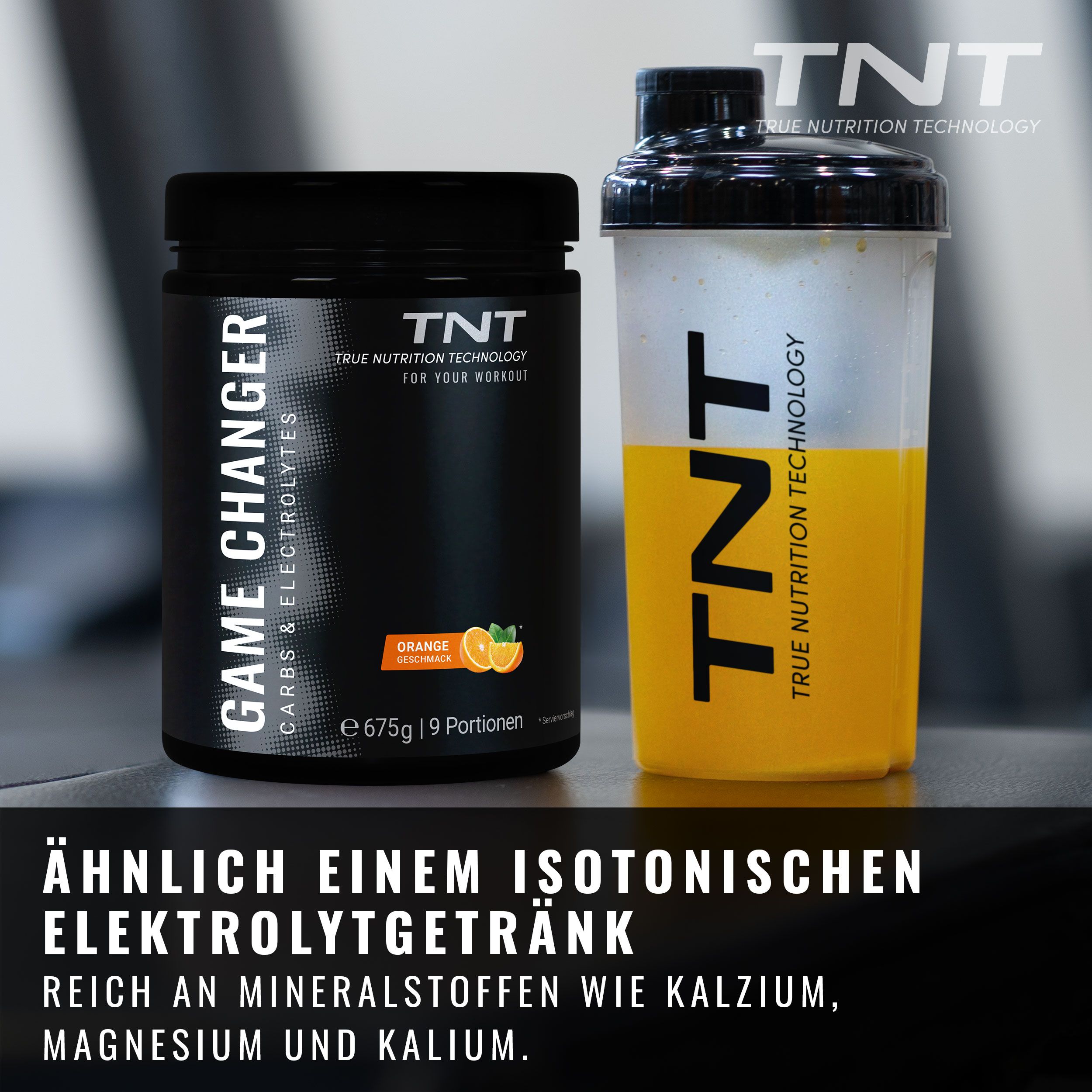 Schwarze Dose TNT Game Changer neben Shaker mit gelber Flüssigkeit. Text: Ähnlich einem isotonischen Getränk.