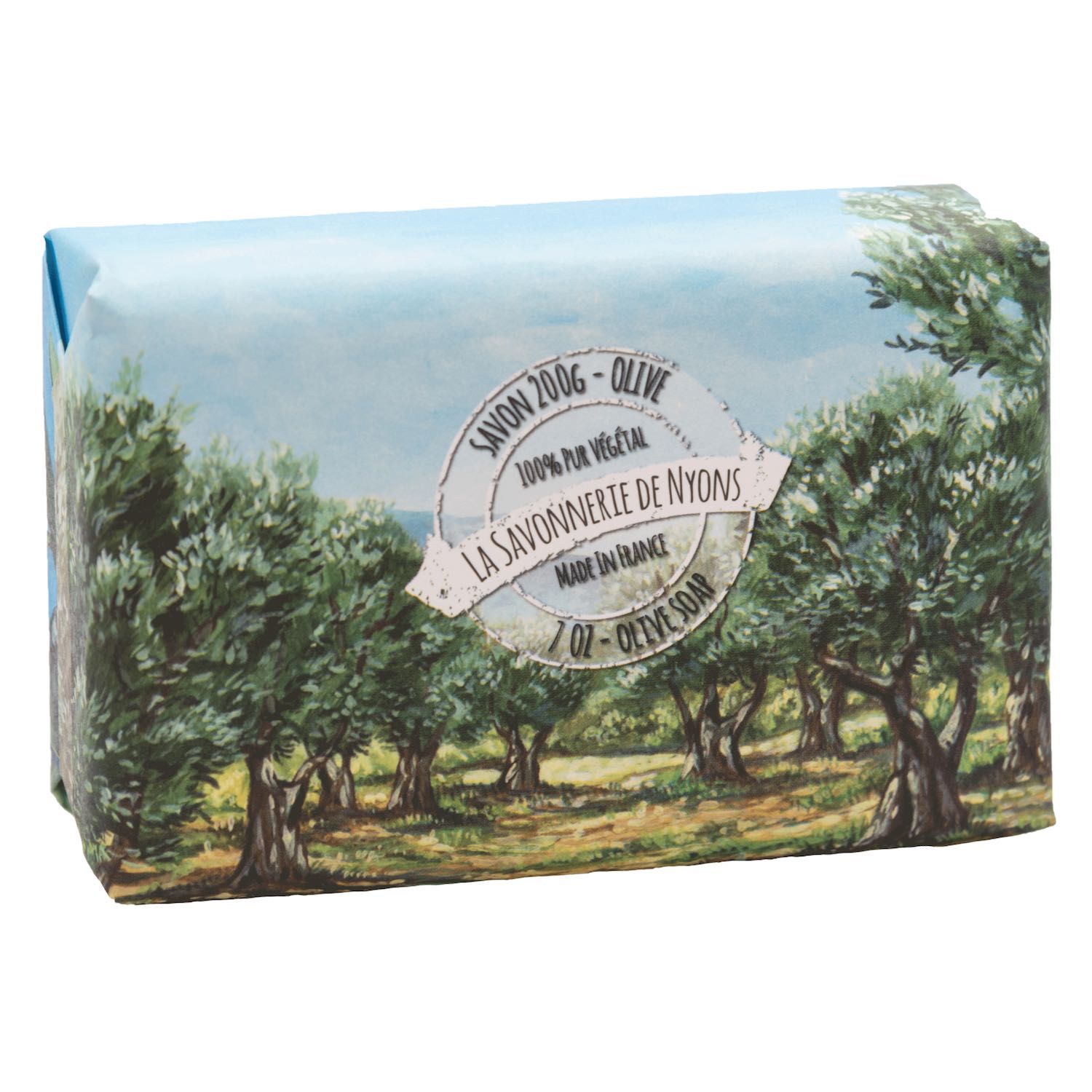 Seife in Papierverpackung mit Olivenbaum-Motiv. Aufschrift: SAVON 2006-OLIVE, 100% PUR VEGETAL, LA SAVONNERIE DE NYONS, MADE IN FRANCE, 7 OZ - OLIVE SOAP.