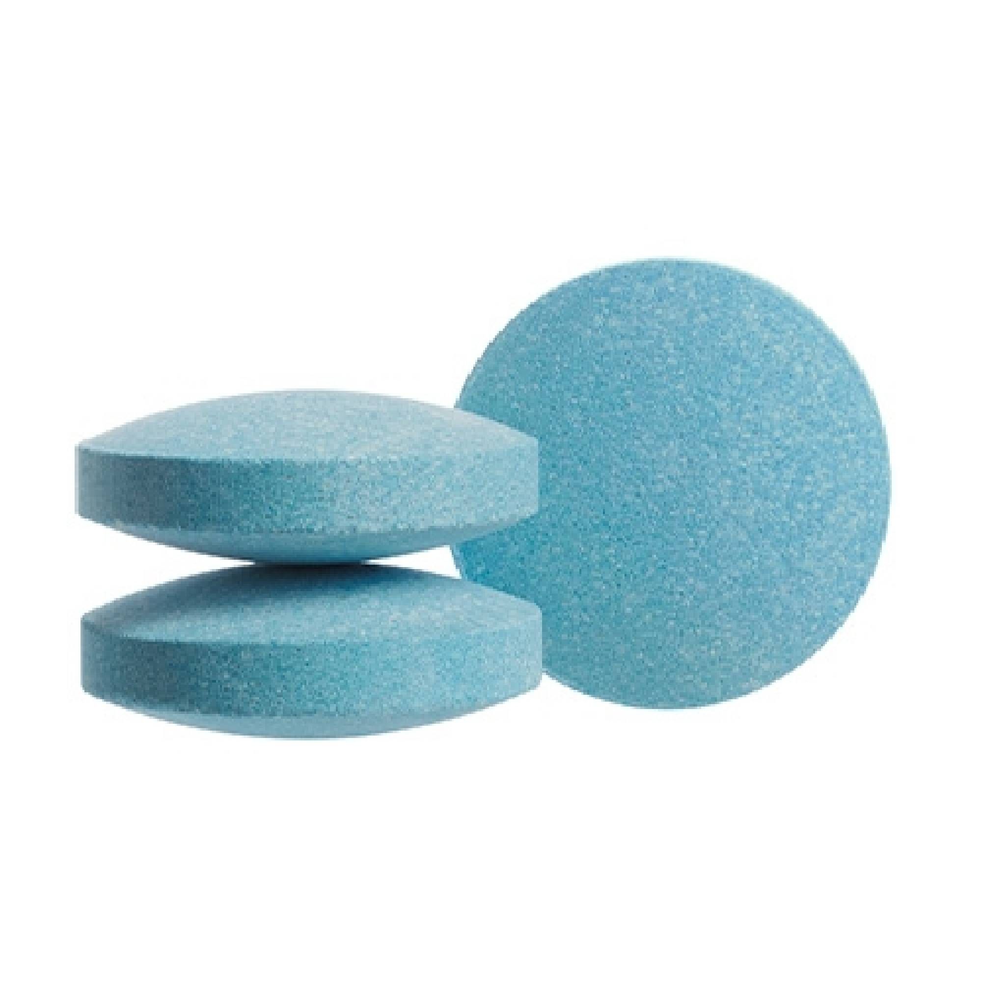 Drei blaue, runde Badezusätze. Zwei liegen übereinander, einer steht daneben.