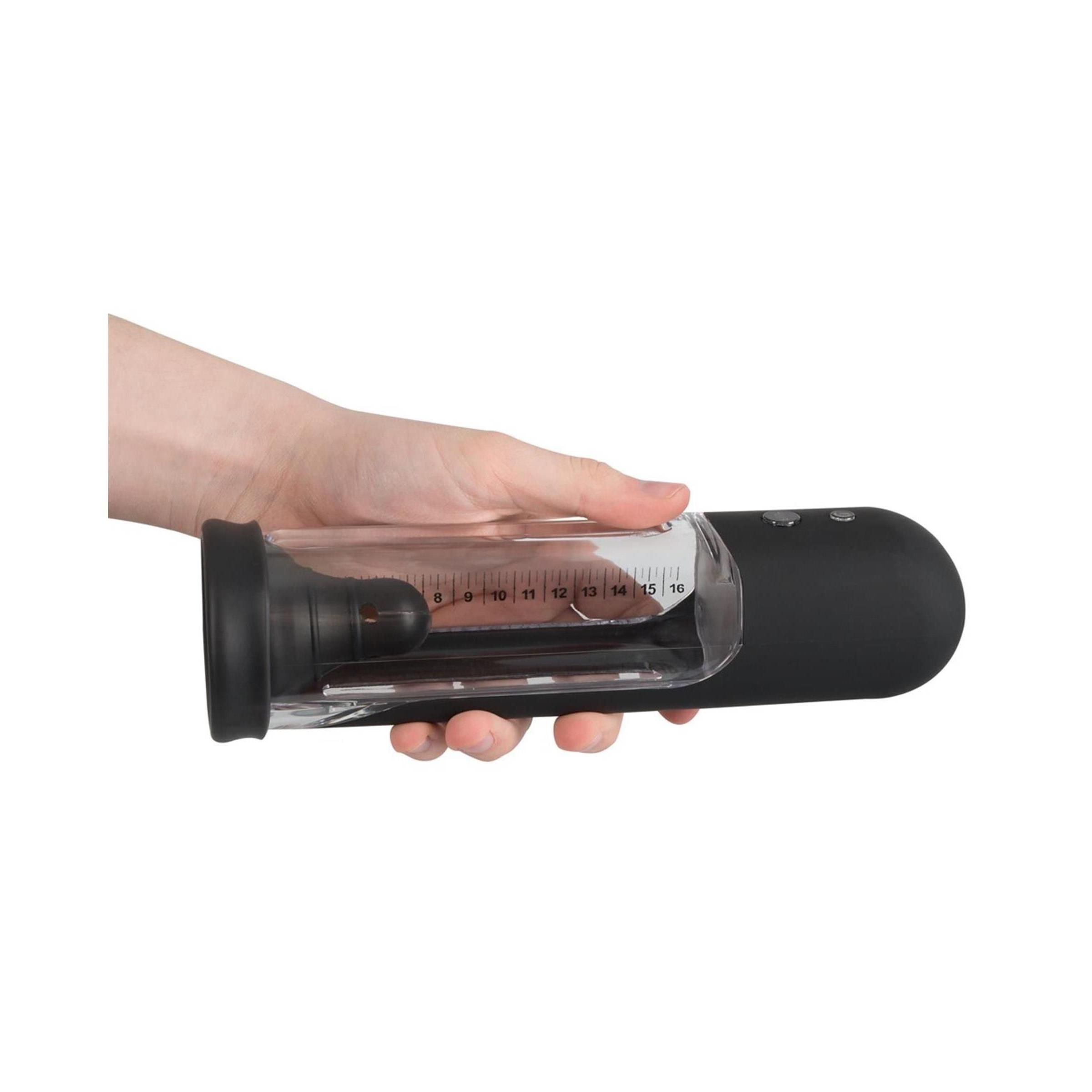 Hand hält Pumpe. Schwarze Pumpe mit transparentem Zylinder und Mess-Skala. Schwarzer Manschettenansatz.