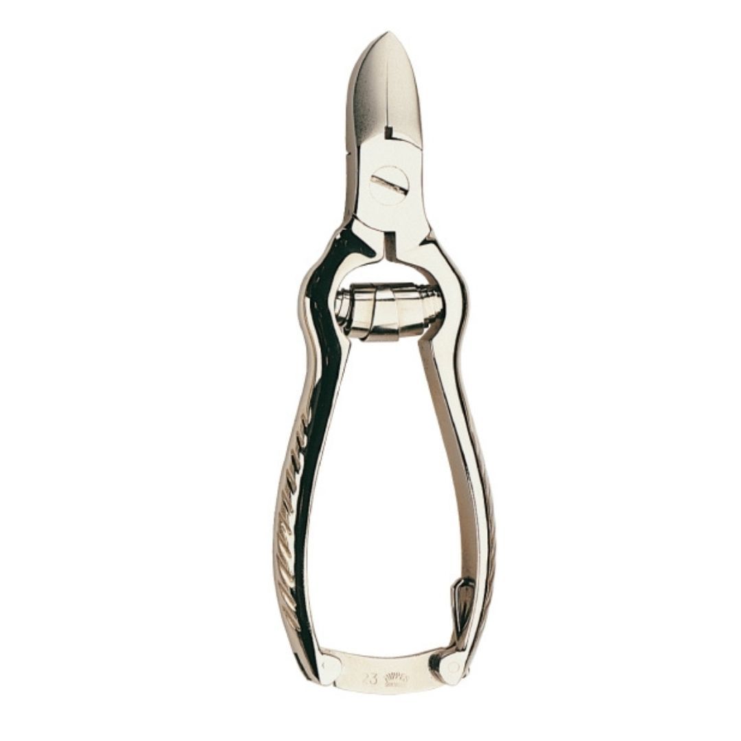 Nagelzange aus Metall. Ergonomisch geformte Griffe. Schneidfläche mit abgerundeter Spitze. Gelenk mit Schraube. Silberfarben.