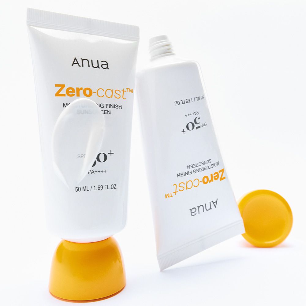 Zwei Anua Zero-Cast Sonnenschutzmittel-Tuben, eine mit aufgesetztem Verschluss, die andere geöffnet.