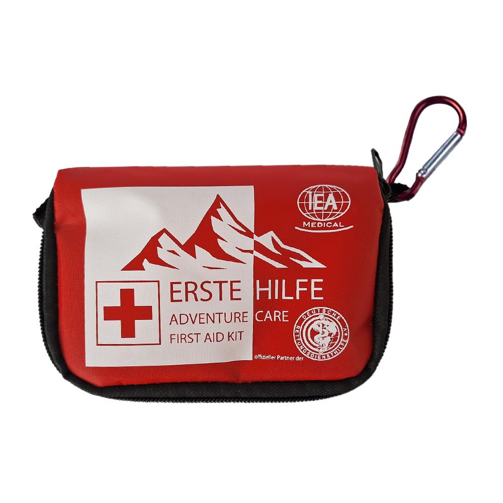 Rote Erste-Hilfe-Tasche mit Reißverschluss und Karabinerhaken. Aufdruck mit Kreuz, Bergen und Schriftzug.