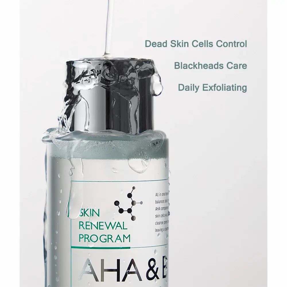 Gesichtstoner mit silbernem Deckel, Flüssigkeit fließt heraus. Text: AHA & BHA Daily Clean Toner. Beschriftung: Dead Skin Cells Control, Blackheads Care.