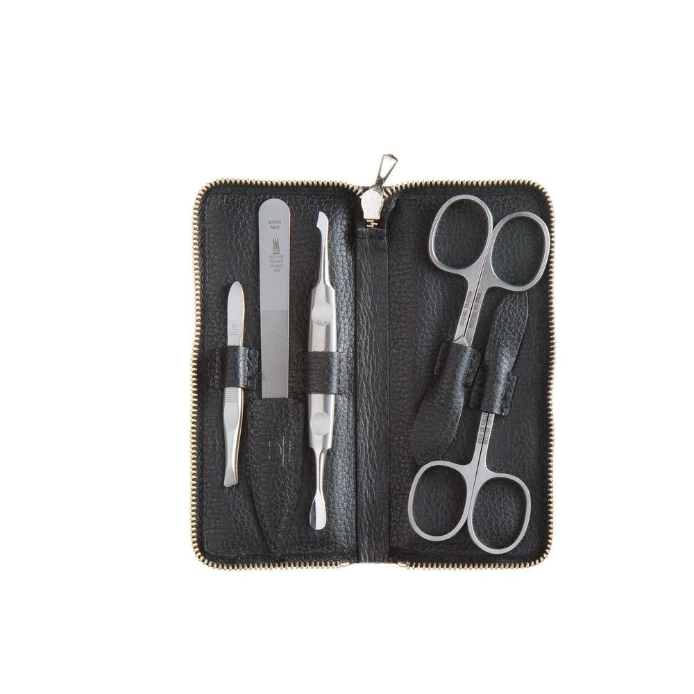 Maniküre-Set in schwarzem Lederetui mit Pinzette, Nagelhautschieber, Nagelfeile und zwei Scheren.