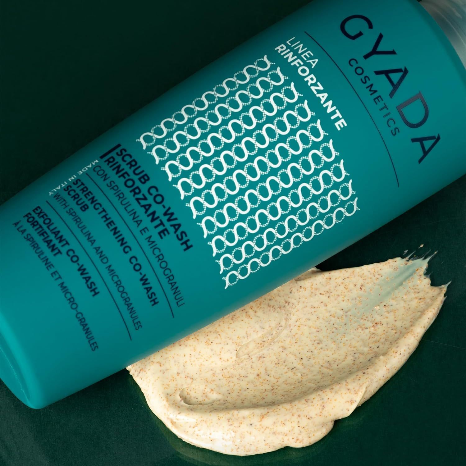 Türkise Tube mit "GYADA COSMETICS" Schriftzug und Peeling-Textur daneben.
