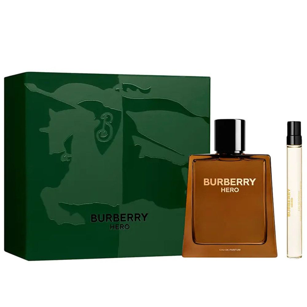 Grüne Geschenkbox, braune Flasche und kleine Sprühflasche. Aufschrift: Burberry Hero.