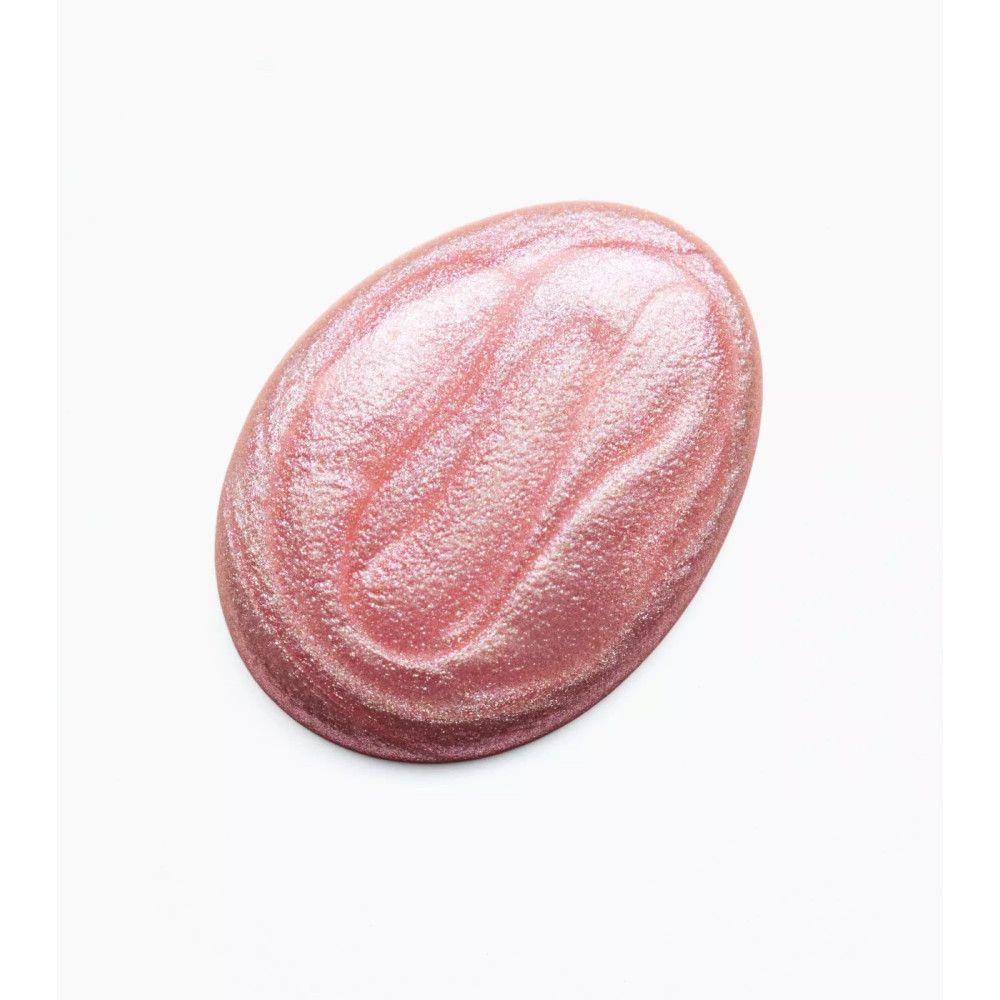 Ein rosa Nagellack-Tropfen. Der Lack ist glänzend und oval geformt.
