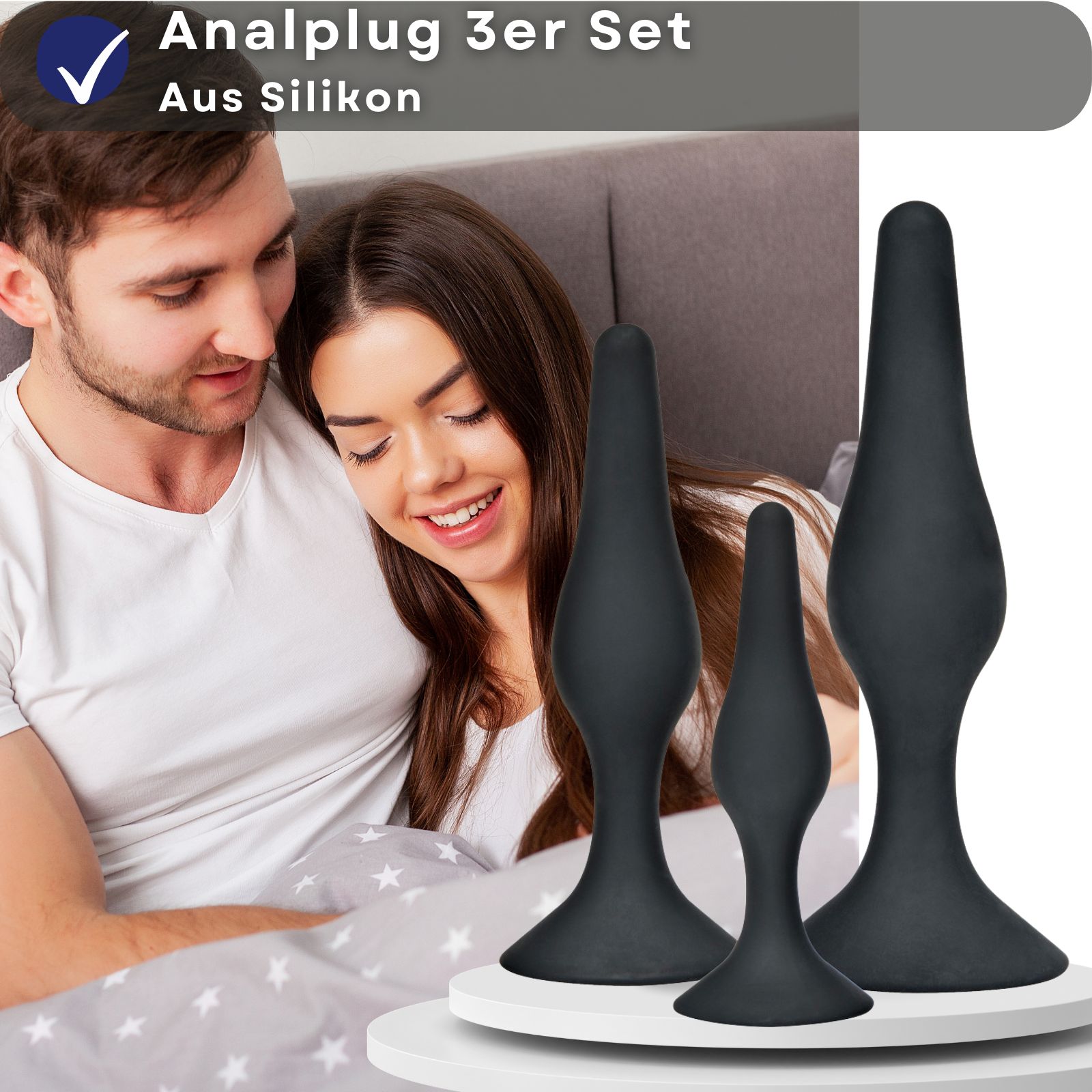 Drei schwarze Analplugs. Größen: 10, 13, 15 cm. Durchmesser: 2, 3, 3,5 cm. Auf weißem Podest.