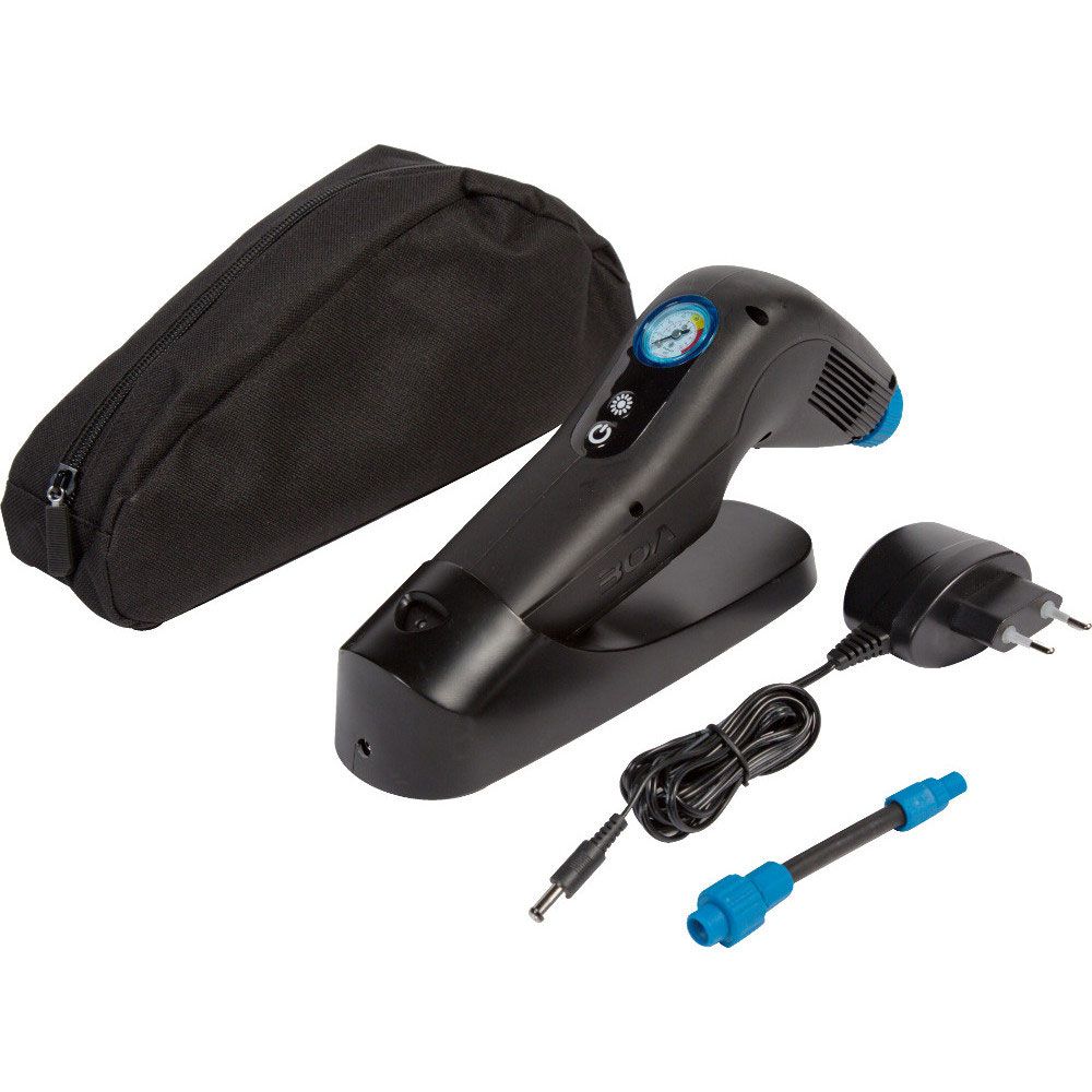 Schwarze Hochdruckpumpe mit Zubehör. Enthält Netzteil, Schlauch und Aufbewahrungstasche. Blaue Akzente.