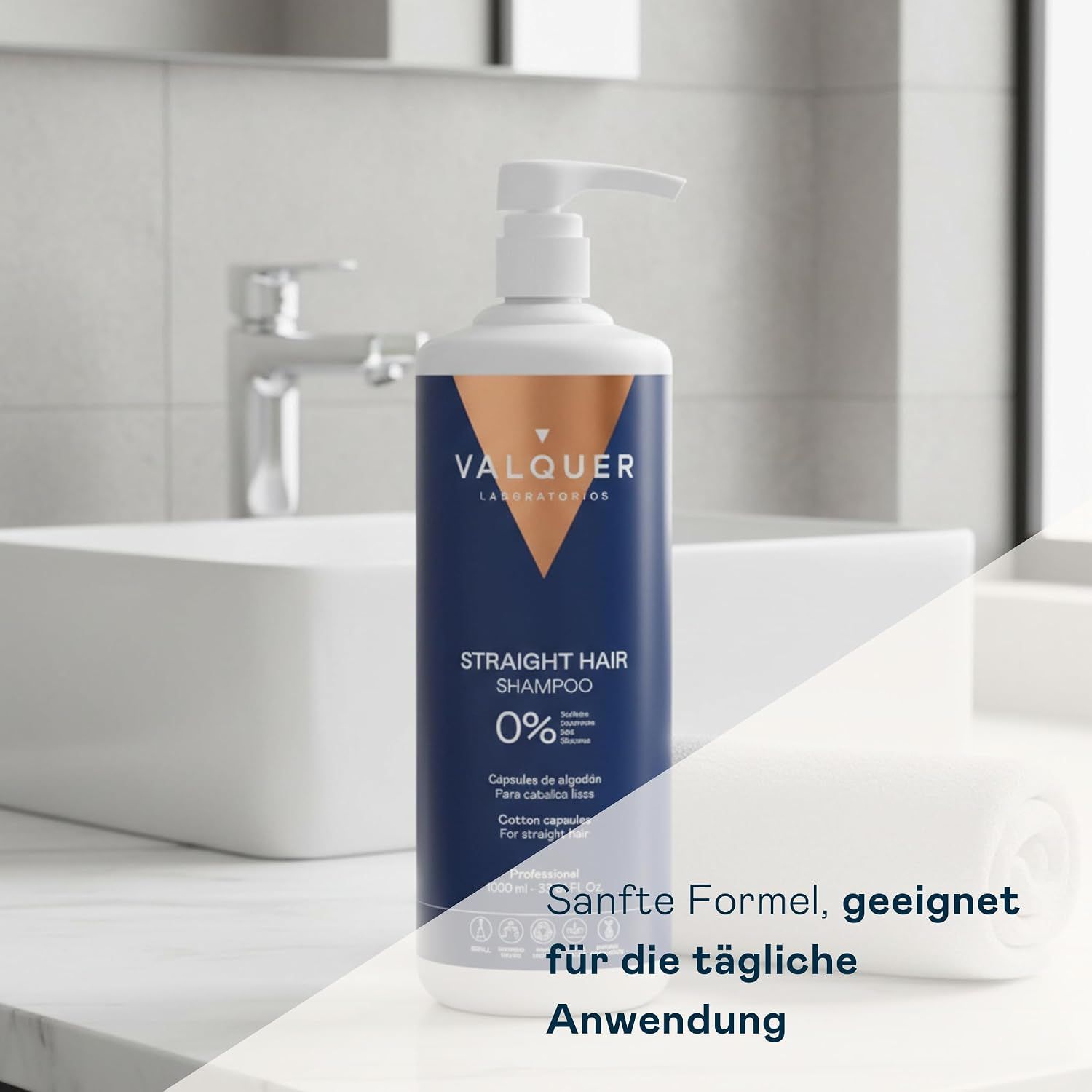 Eine Flasche Valquer Straight Hair Shampoo mit Pumpaufsatz steht auf einem Waschbecken. Sanfte Formel, geeignet für die tägliche Anwendung.