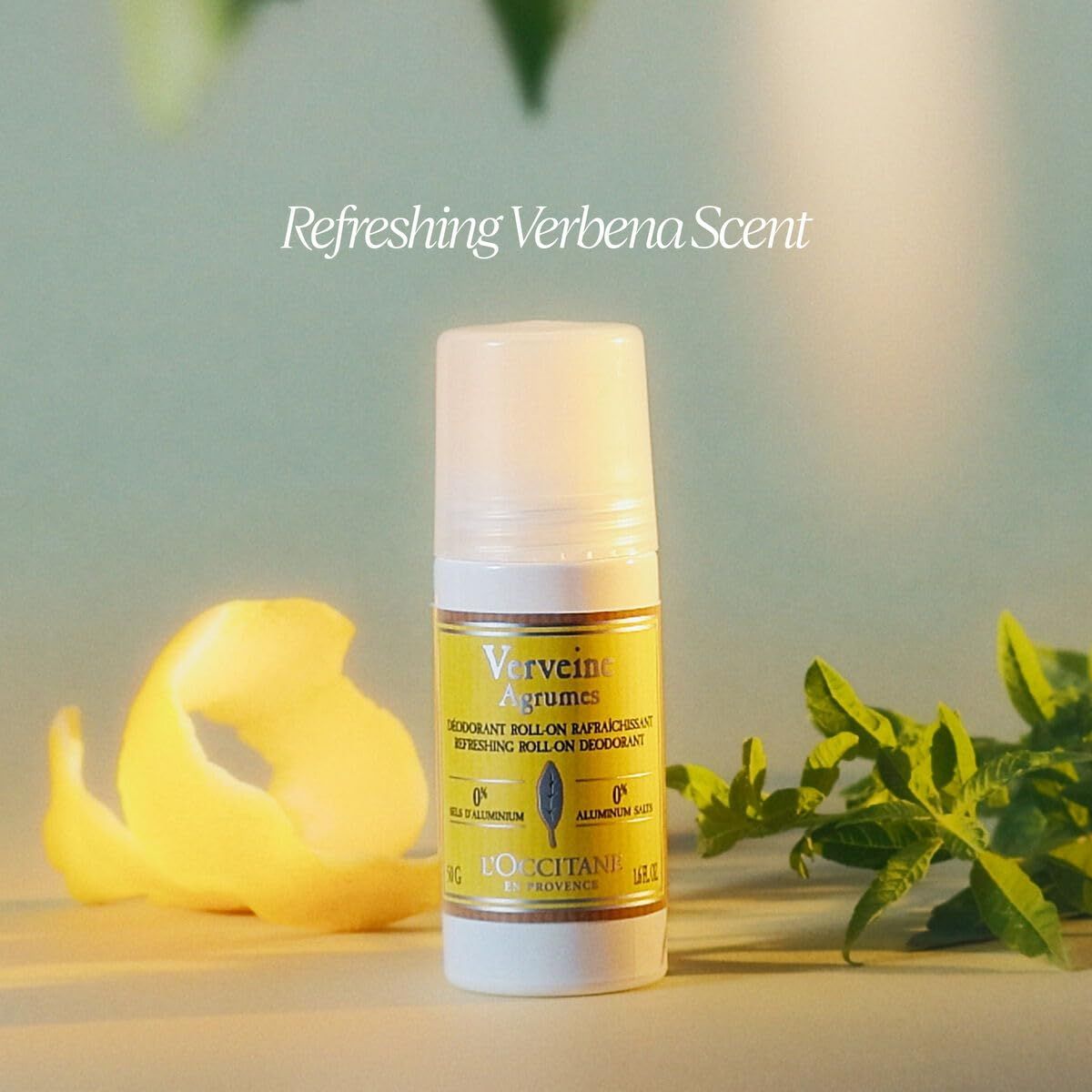 Deo-Roll-On von L'Occitane. Weißer Behälter mit gelbem Etikett. Aufschrift: Verbene Agrumes, Roll-on rafraîchissant. Erfrischender Verbene-Duft.