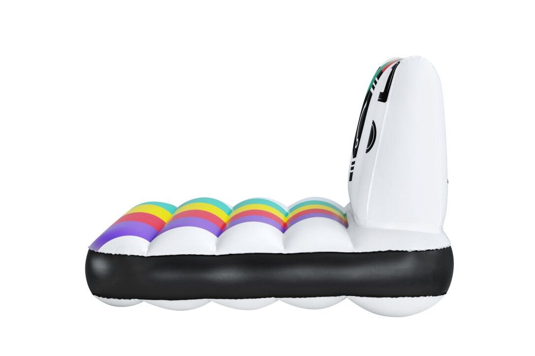 Seitenansicht der aufblasbaren Luftmatratze in Kameraform. Weiße Basis mit bunten Streifen und schwarzem Rand.