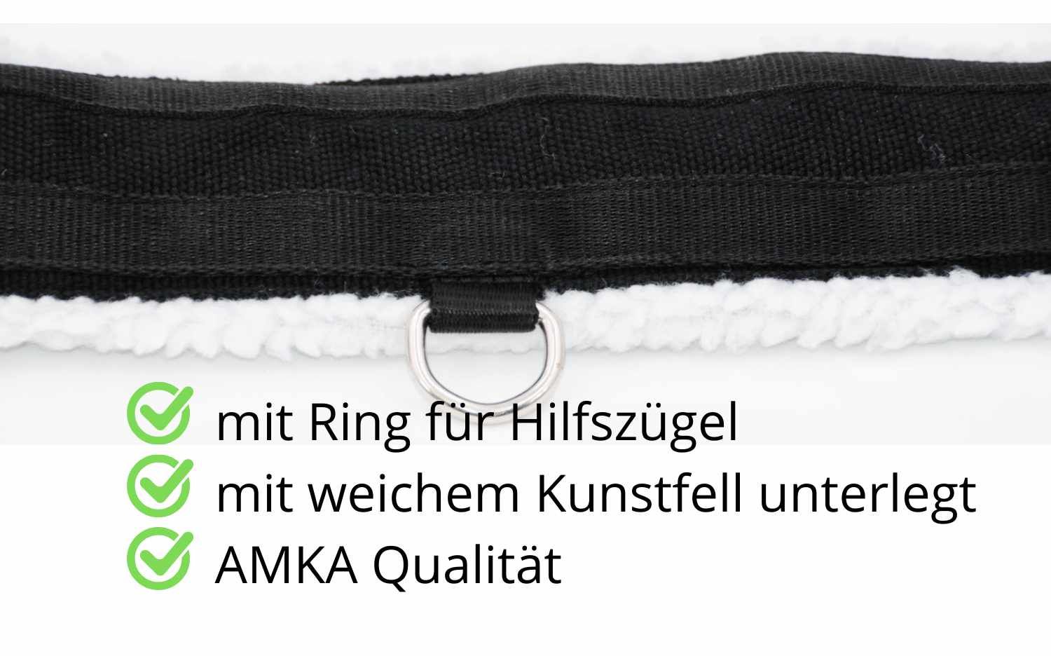 Nahaufnahme eines Sattelgurts mit Kunstfell und Metallring. Text: "mit Ring für Hilfszügel", "mit weichem Kunstfell unterlegt", "AMKA Qualität".
