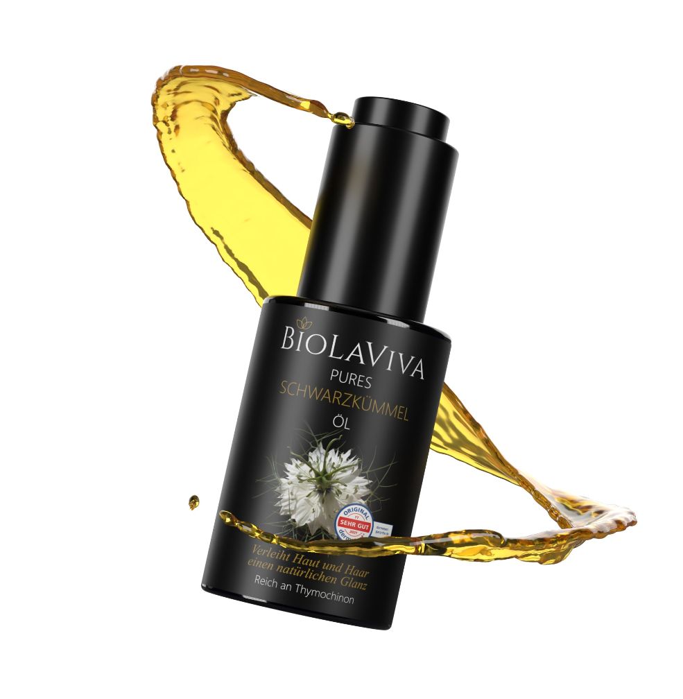 BIOLAVIVA Pures BIO-Schwarzkümmelöl-Flasche mit Öl-Spritzer. Schwarze Flasche, Etikett mit Logo und Blüte. Gelber Öl-Spritzer.
