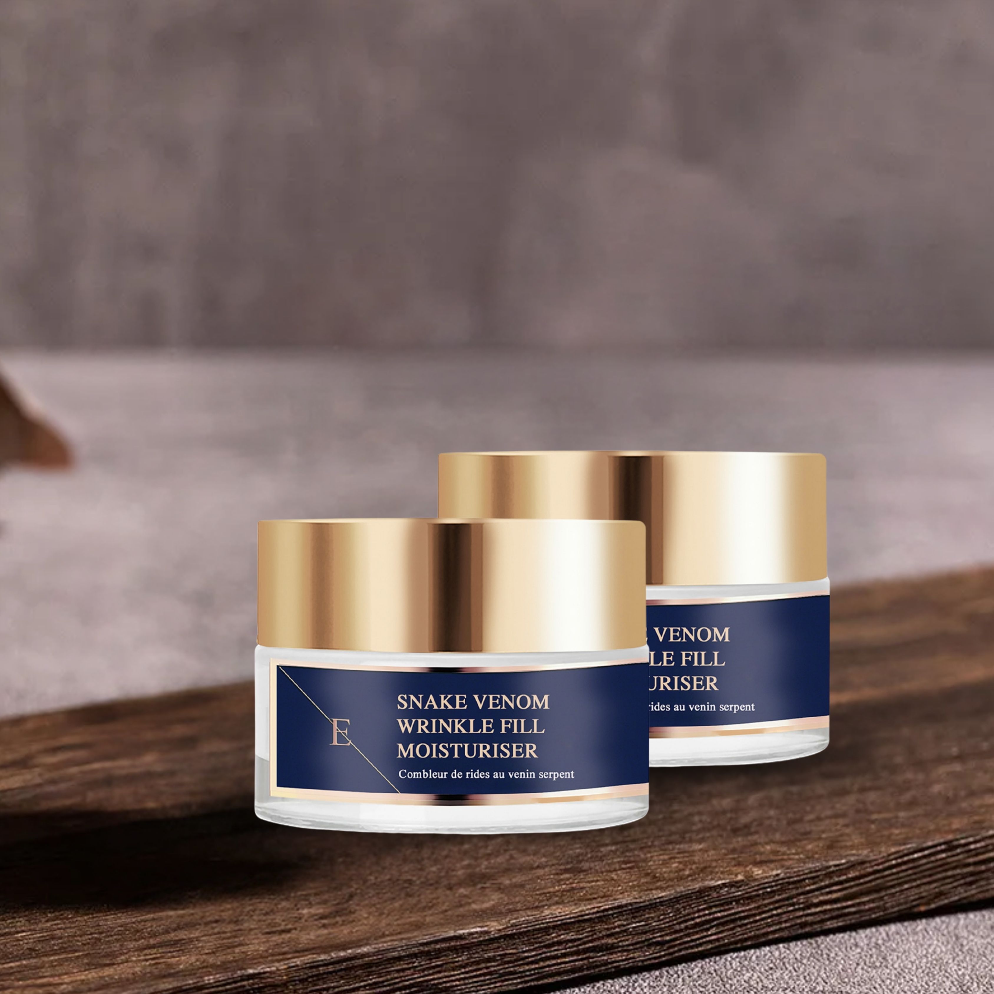 Zwei Tiegel mit goldfarbenen Deckeln und blauen Etiketten. Text: Snake Venom Wrinkle Fill Moisturiser.