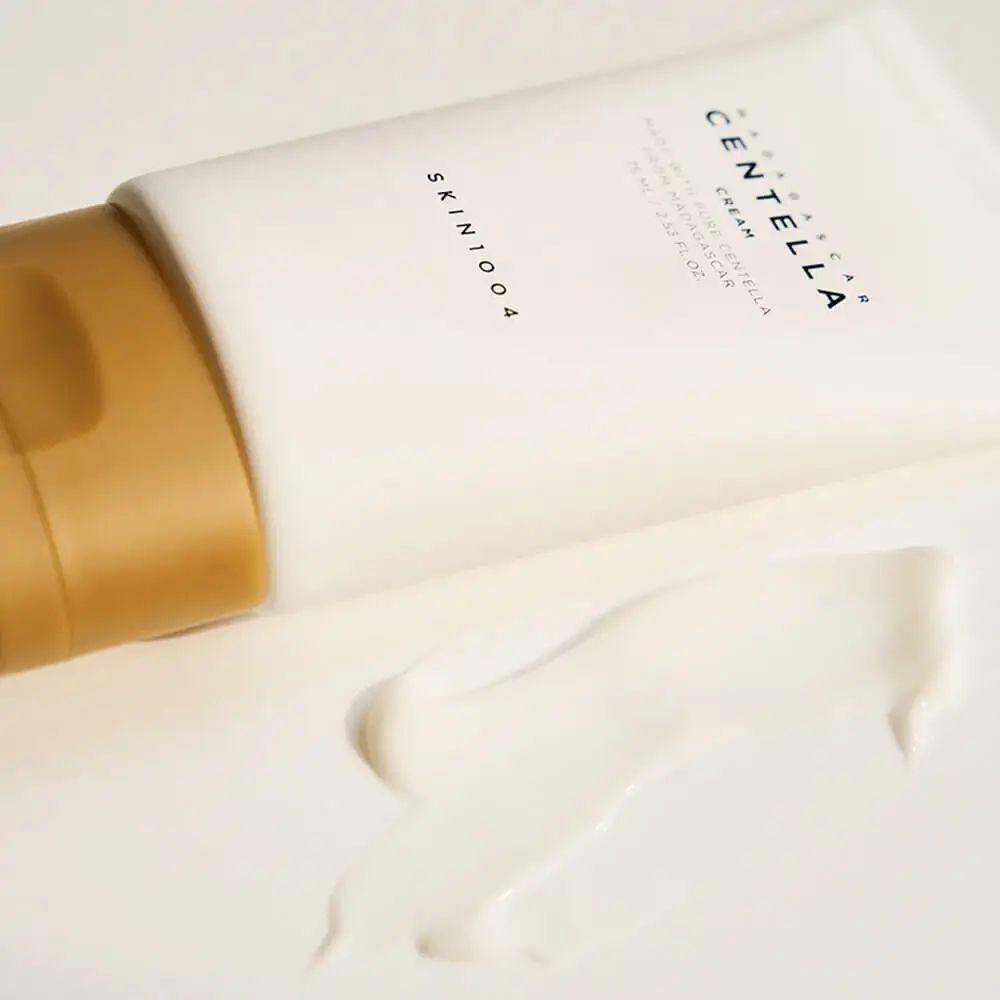 Weiße Creme auf weißem Untergrund. Aufschrift: MADAGASCAR CENTELLA CREAM. Marke SKIN1004.