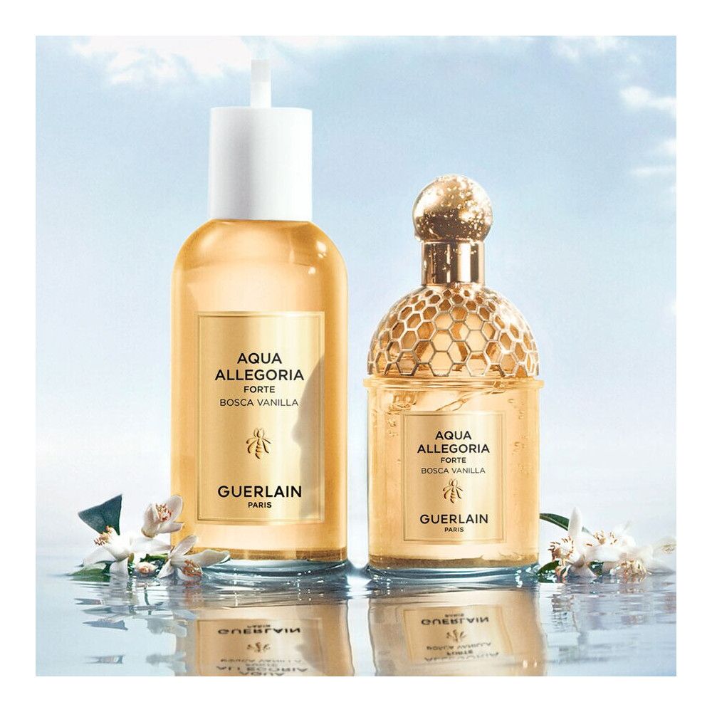 Zwei Parfümflaschen, eine mit Wabenmuster, eine rechteckig. Etiketten mit Produktnamen und Logo. Blauer Hintergrund.