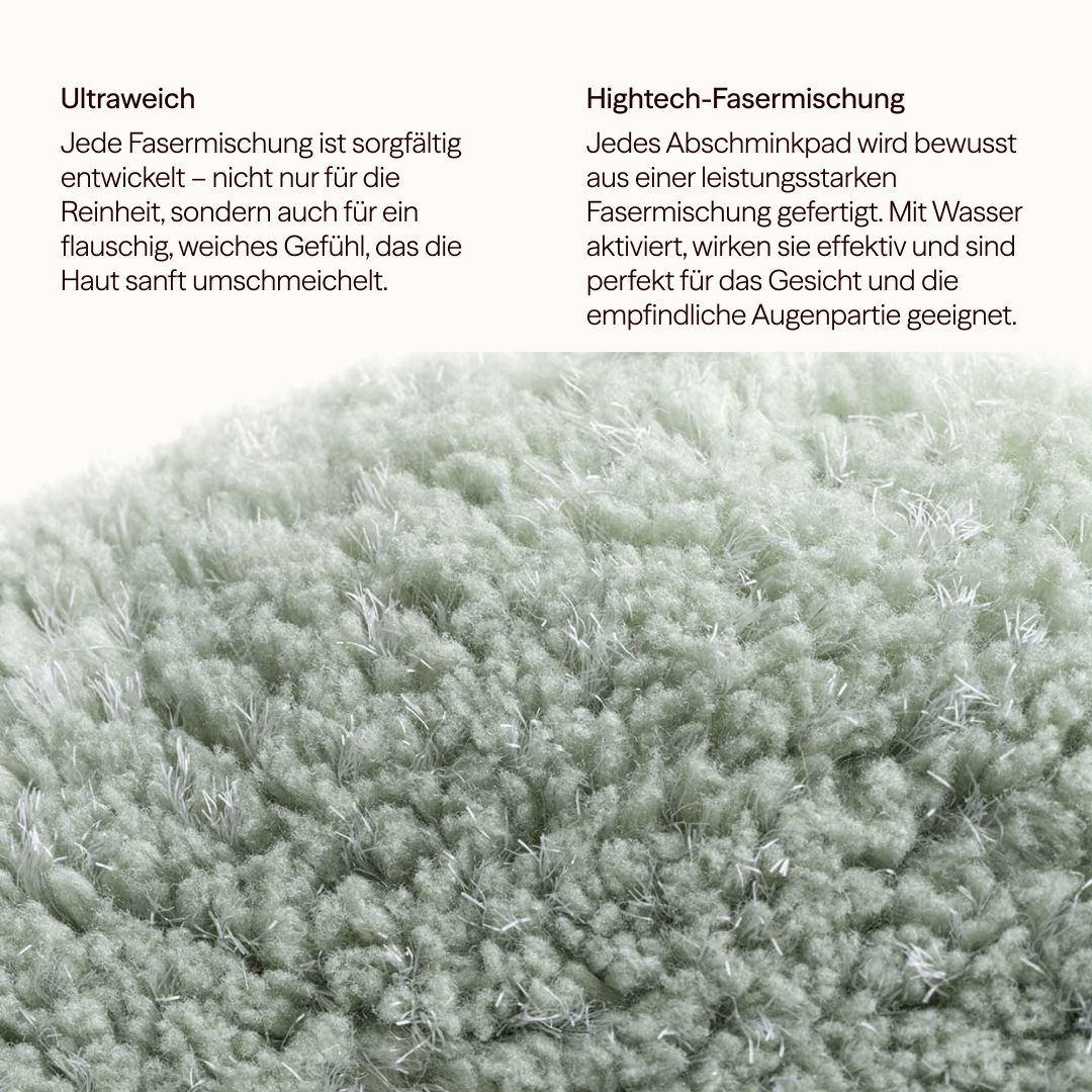 Nahaufnahme eines grünen Abschminkpads. Text beschreibt die ultraweiche Hightech-Fasermischung.