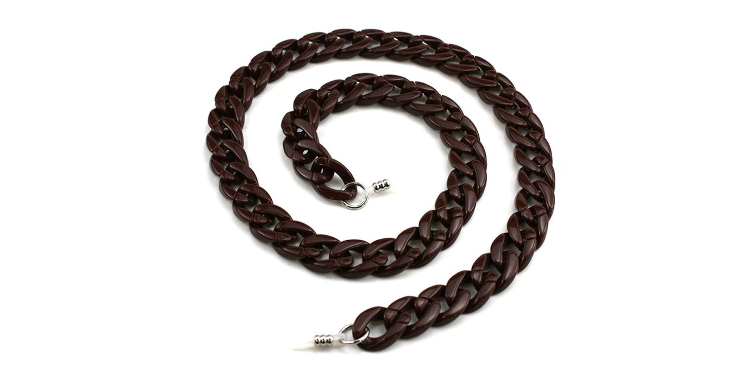 Braune Brillenkette, Kettenglieder, Metallverschlüsse. Spiralförmige Anordnung auf weißem Hintergrund.
