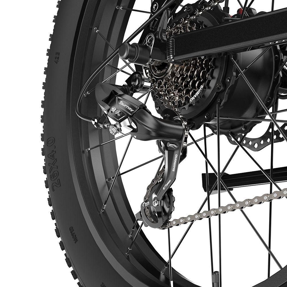 Schwarzes Fahrradgetriebe mit Kette und Reifen. Details des Hinterrads. Aufschrift: Tourney.