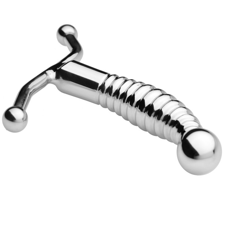 Metall-Massagegerät. Silberfarben, mit geriffelter Oberfläche und drei Kugeln an einem Ende. Auf weißem Hintergrund.