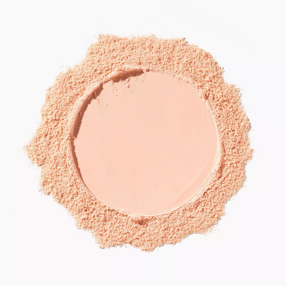 Haufen rosa Puder auf weißem Hintergrund. Runde Form mit einem helleren, unberührten Kern.