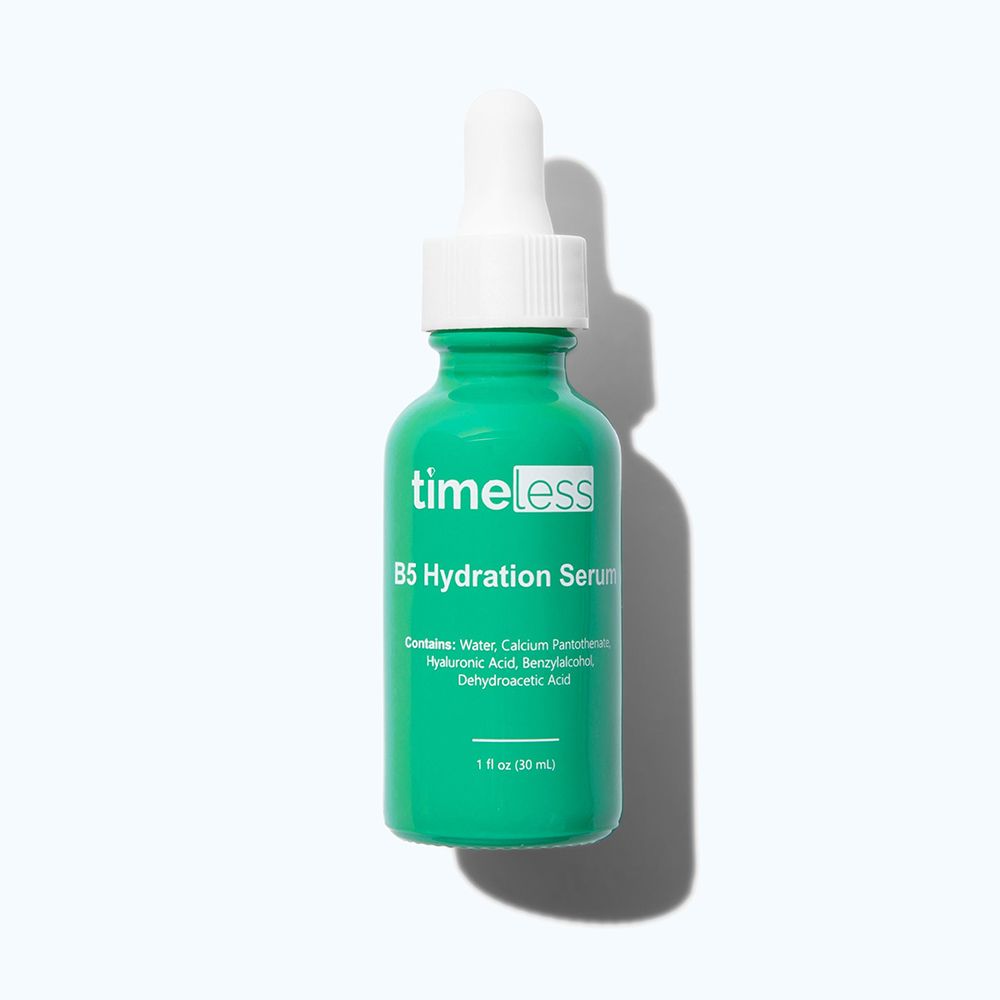 Grüne Flasche mit weißem Deckel. Aufschrift: TIMELESS, B5 Hydration Serum. Enthält Inhaltsstoffe. 1 fl oz (30 ml).