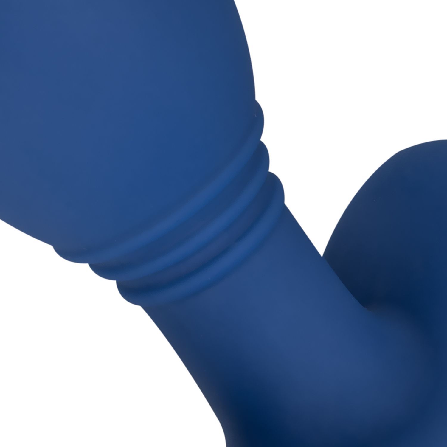 Nahaufnahme eines blauen Analplugs. Geriffelte Basis, abgerundete Form.