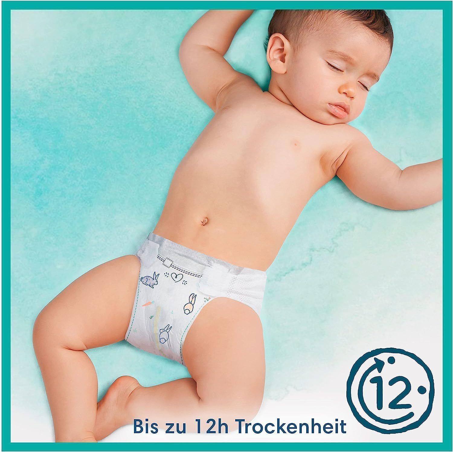 Baby mit Windel, liegend. Windel mit Hasen-Motiv und Herzchen. Bis zu 12h Trockenheit.