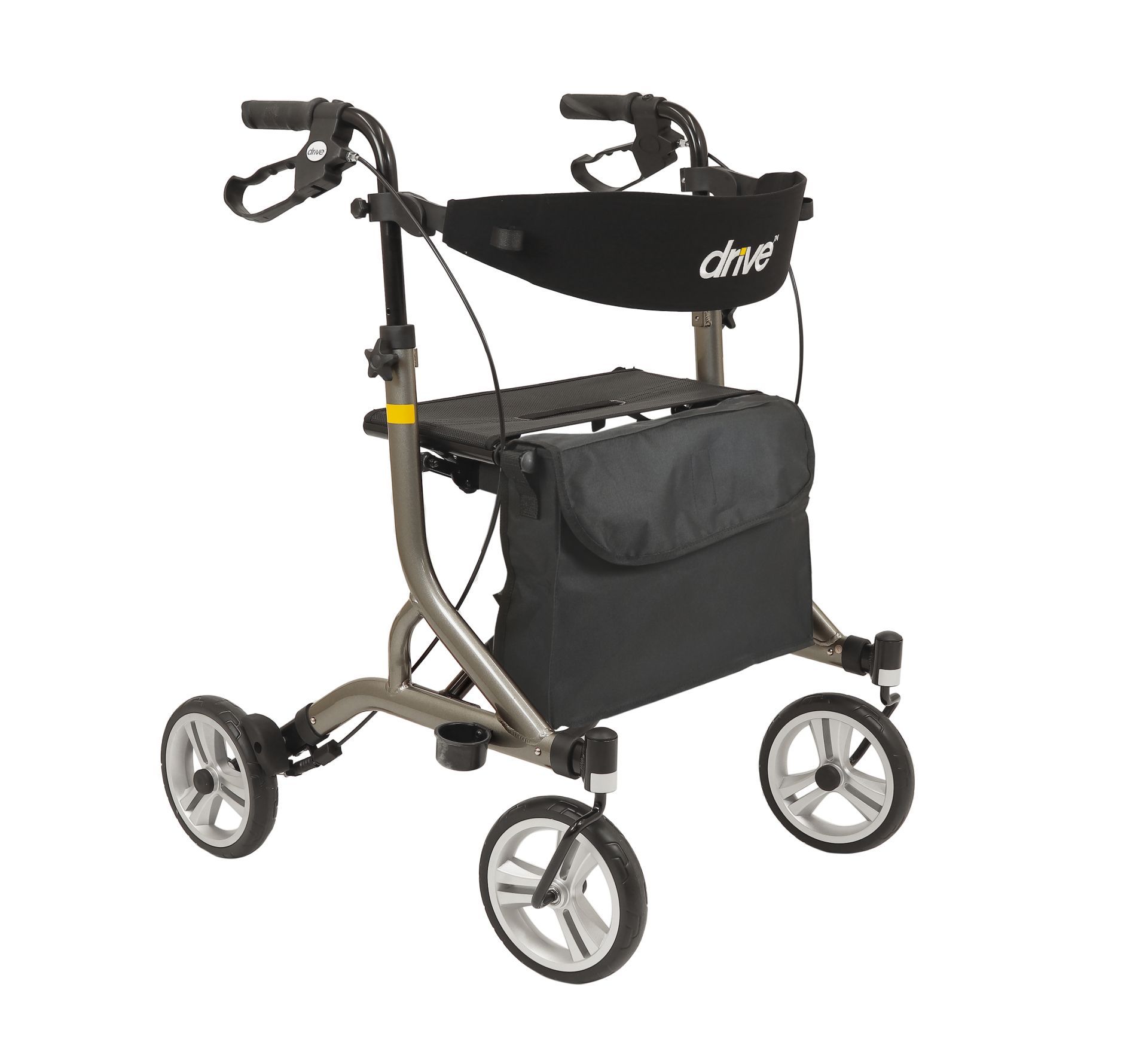 Rollator mit vier Rädern, grau-metallic. Schwarze Tasche und Sitzfläche. Griffe mit Bremsen. Marke "drive" auf der Rückenlehne.