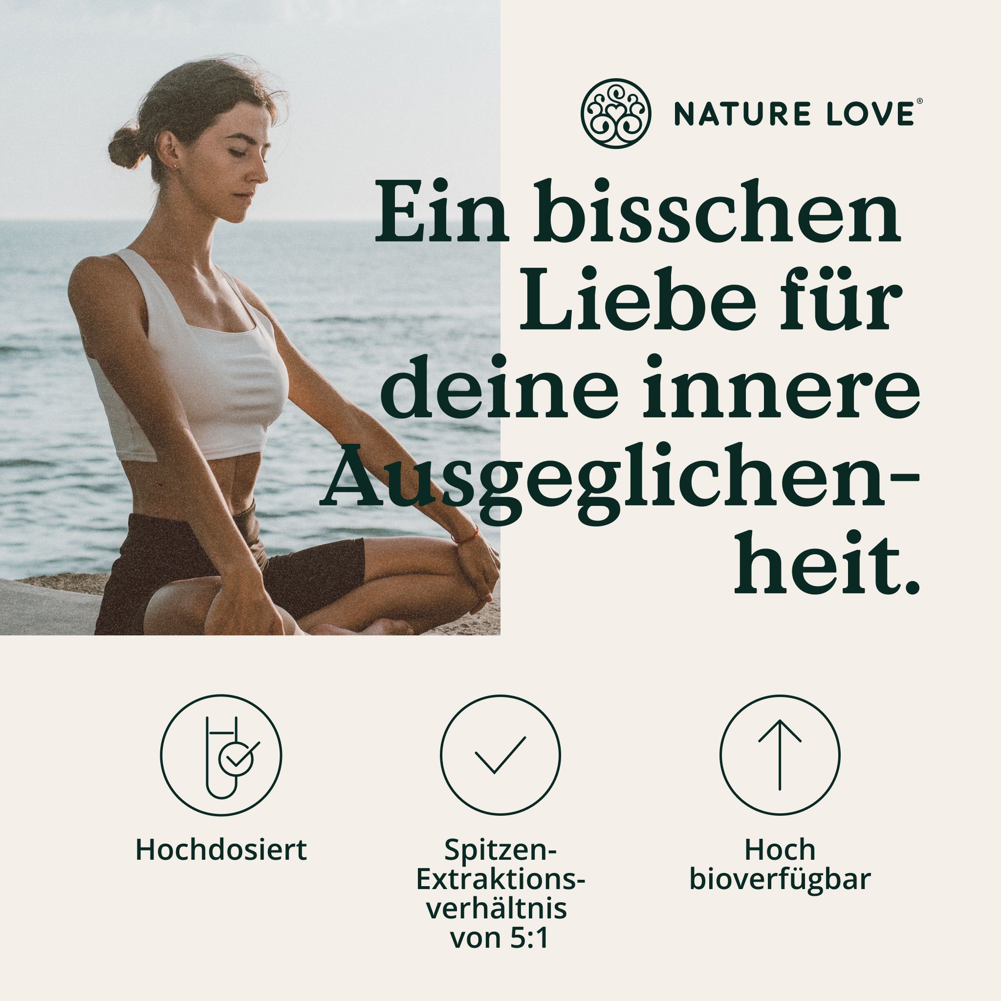 Frau sitzt am Strand. Text: Hochdosiert, Spitzenextraktionsverhältnis von 5:1, hoch bioverfügbar. NATURE LOVE Logo.