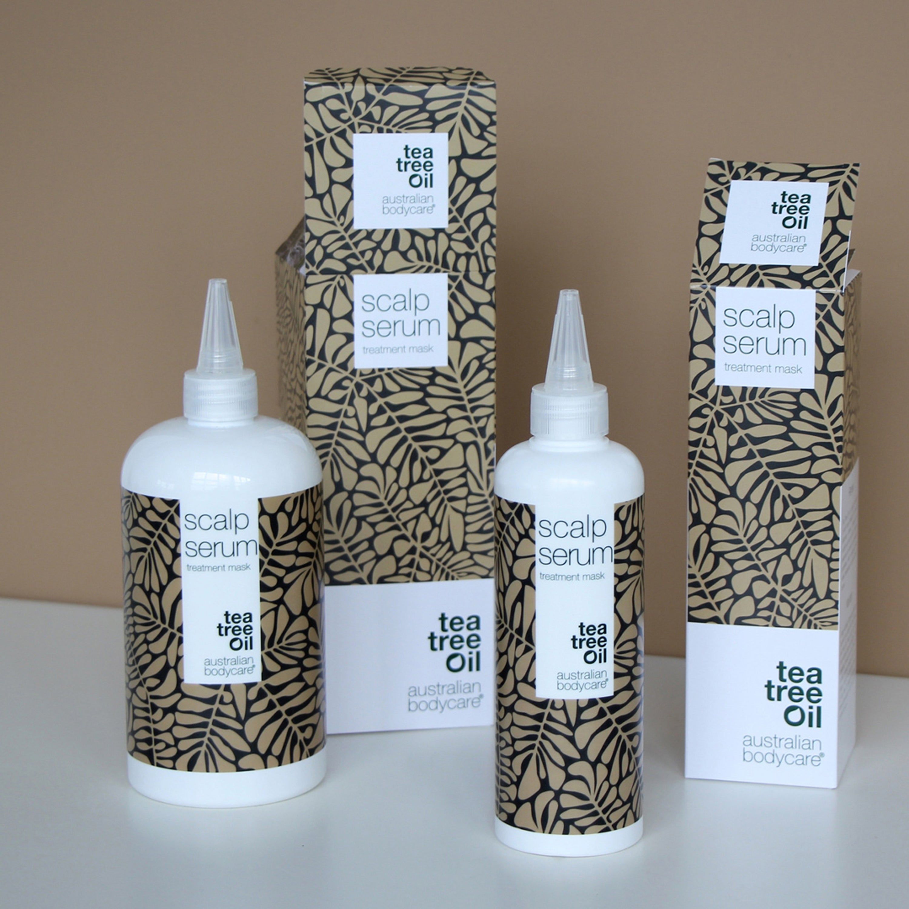 Drei Flaschen und zwei Schachteln mit Serum. Aufschrift: Scalp Serum, intensive scalp treatment. Marke: Australian Bodycare.