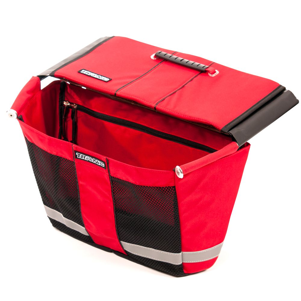 Roter Korb mit Deckel. Reflektierende Streifen und Trionic-Logo. Offener Korb mit Reißverschlussfächern.