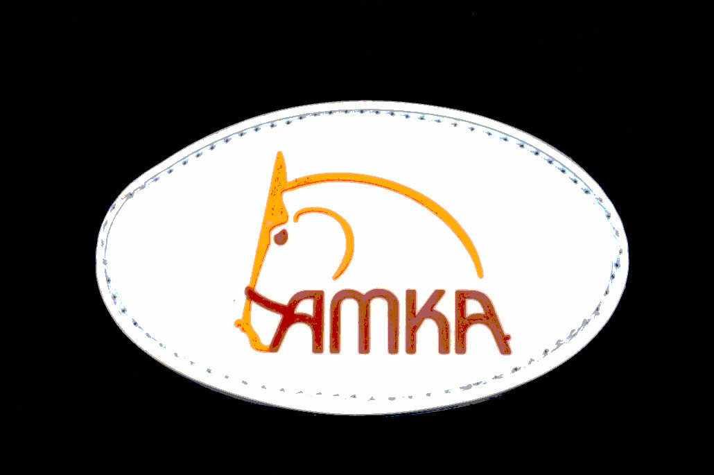 Ovales Logo AMKA. Weißer Hintergrund, braune Schrift und Pferdekopf-Silhouette.