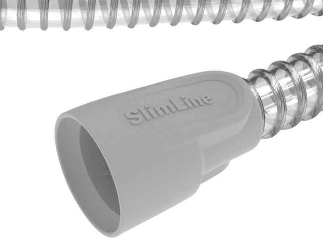 Nahaufnahme eines flexiblen Schlauchendstücks mit der Prägung "SlimLine".