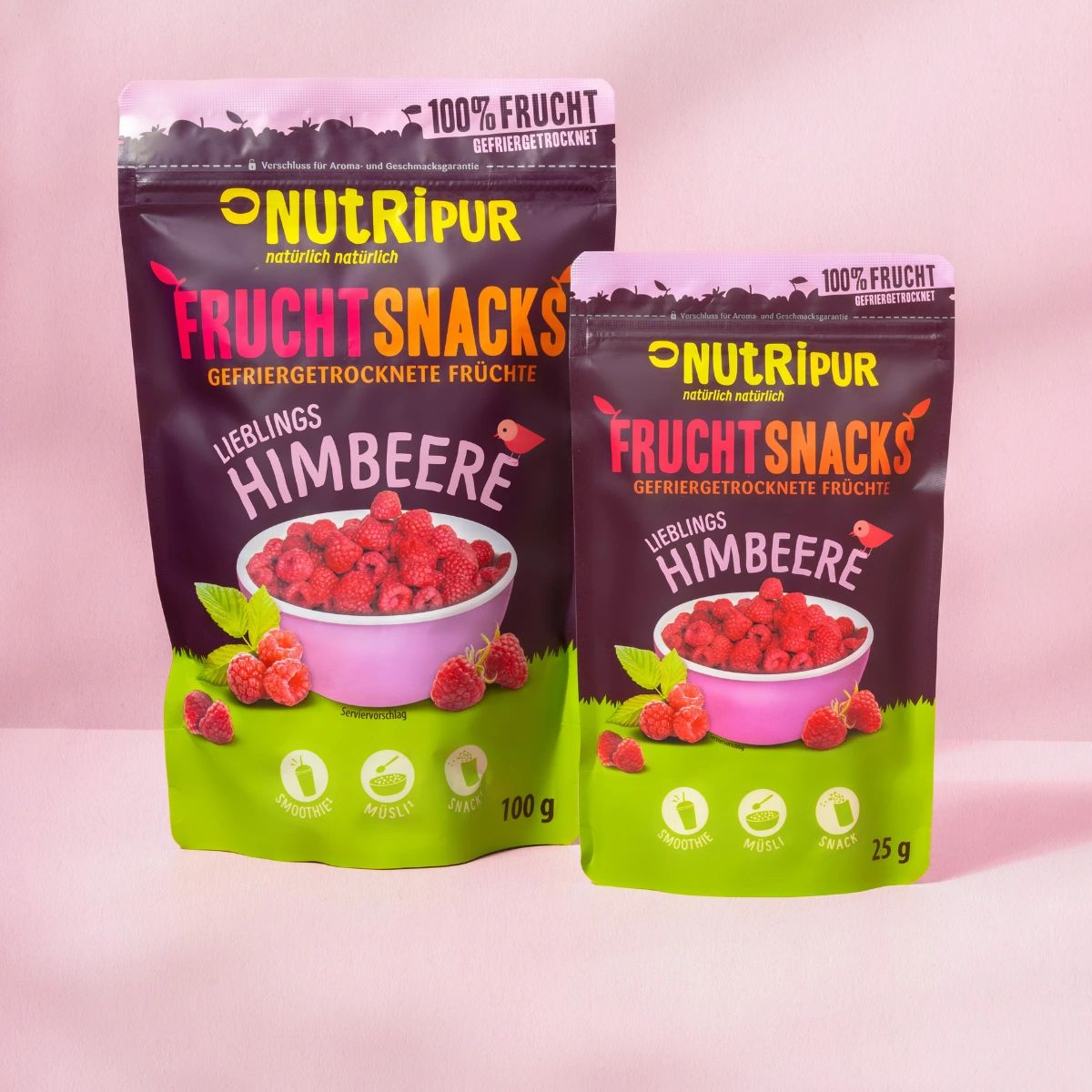 Zwei Beutel gefriergetrockneter Himbeeren. Aufschrift: NutriPur, Frucht Snacks, Himbeere. Ein Beutel mit 100g, einer mit 25g.