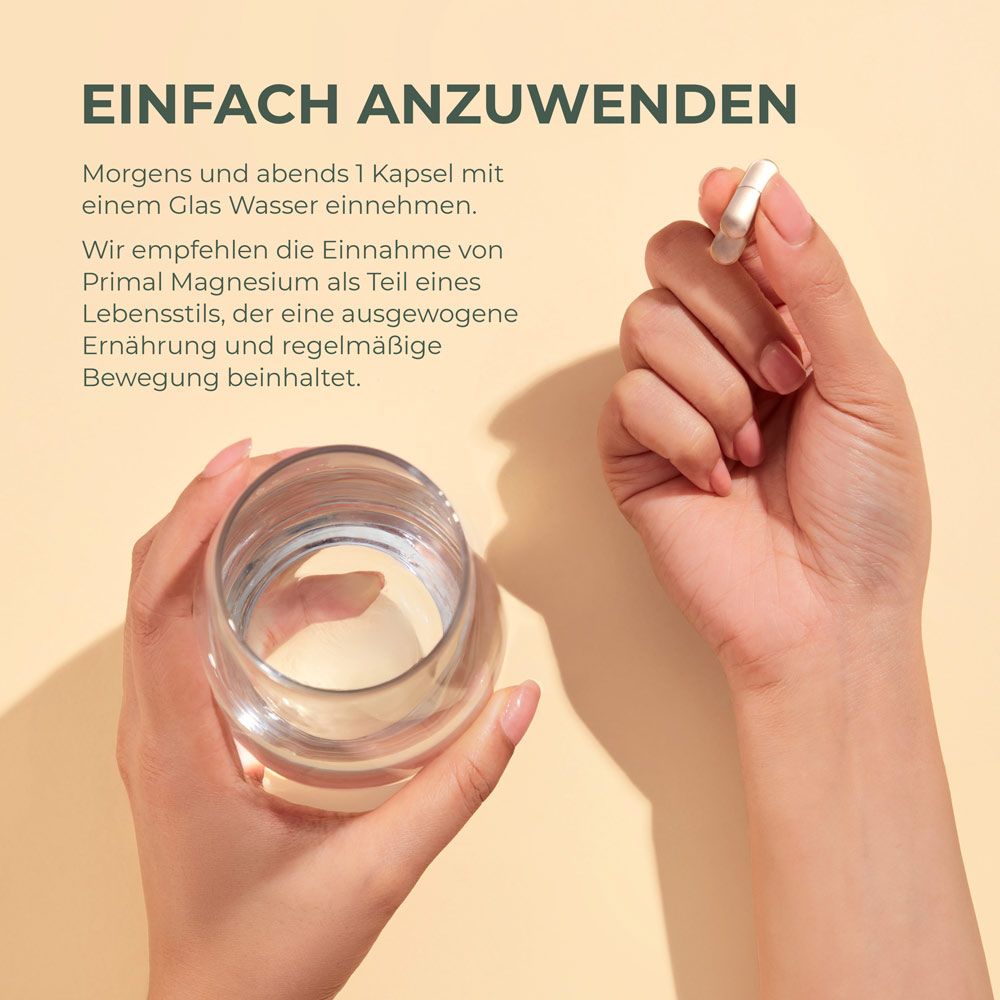 Person hält eine Kapsel über einem Glas Wasser. Text: Einfach anzuwenden. Empfehlung: Morgens und abends eine Kapsel mit Wasser einnehmen.