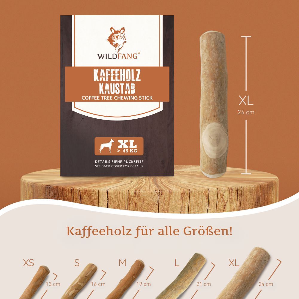 Kaffeeholz-Kaustab XL, 24 cm. Produktverpackung auf Holzstamm. Text: WILDFANG, Kaffeeholz Kaustab, Coffee Tree Chewing Stick.