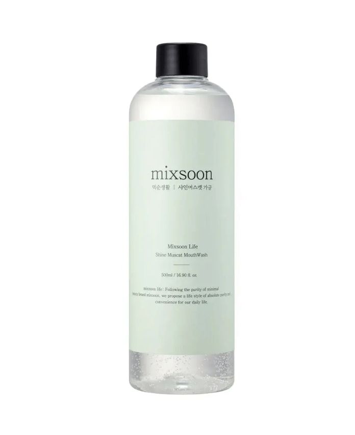Transparente Flasche mit schwarzem Deckel. Aufschrift "mixsoon Life Shine Muscat MouthWash". Helle, grüne Etikett.