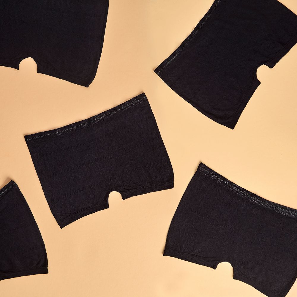 Mehrere schwarze Netzhosen auf beigem Hintergrund.