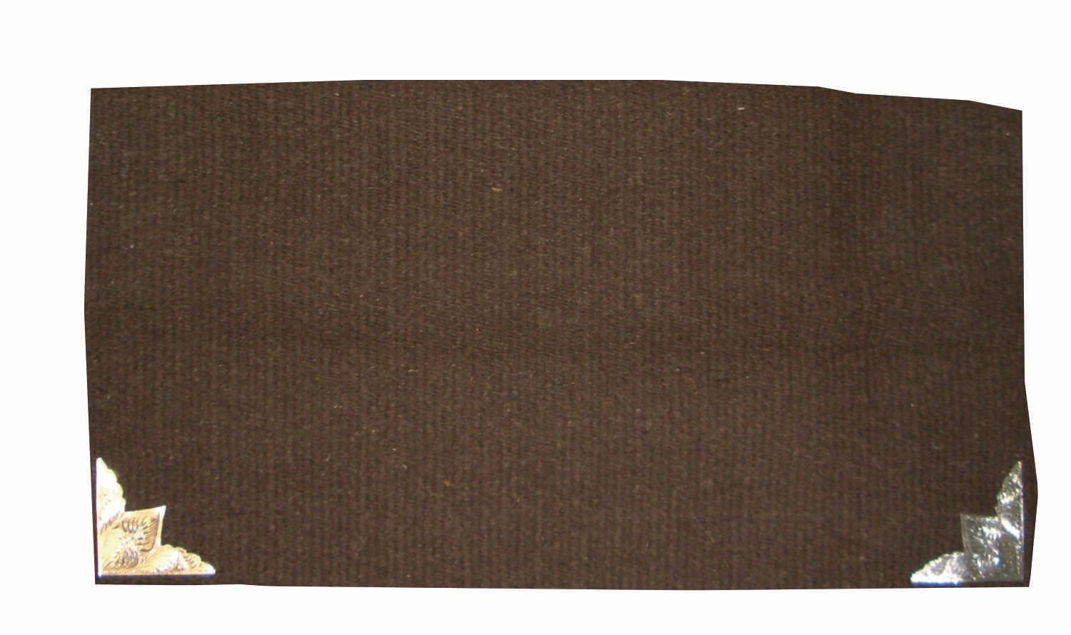 Braune, rechteckige Unterlage mit silbernen Ecken.