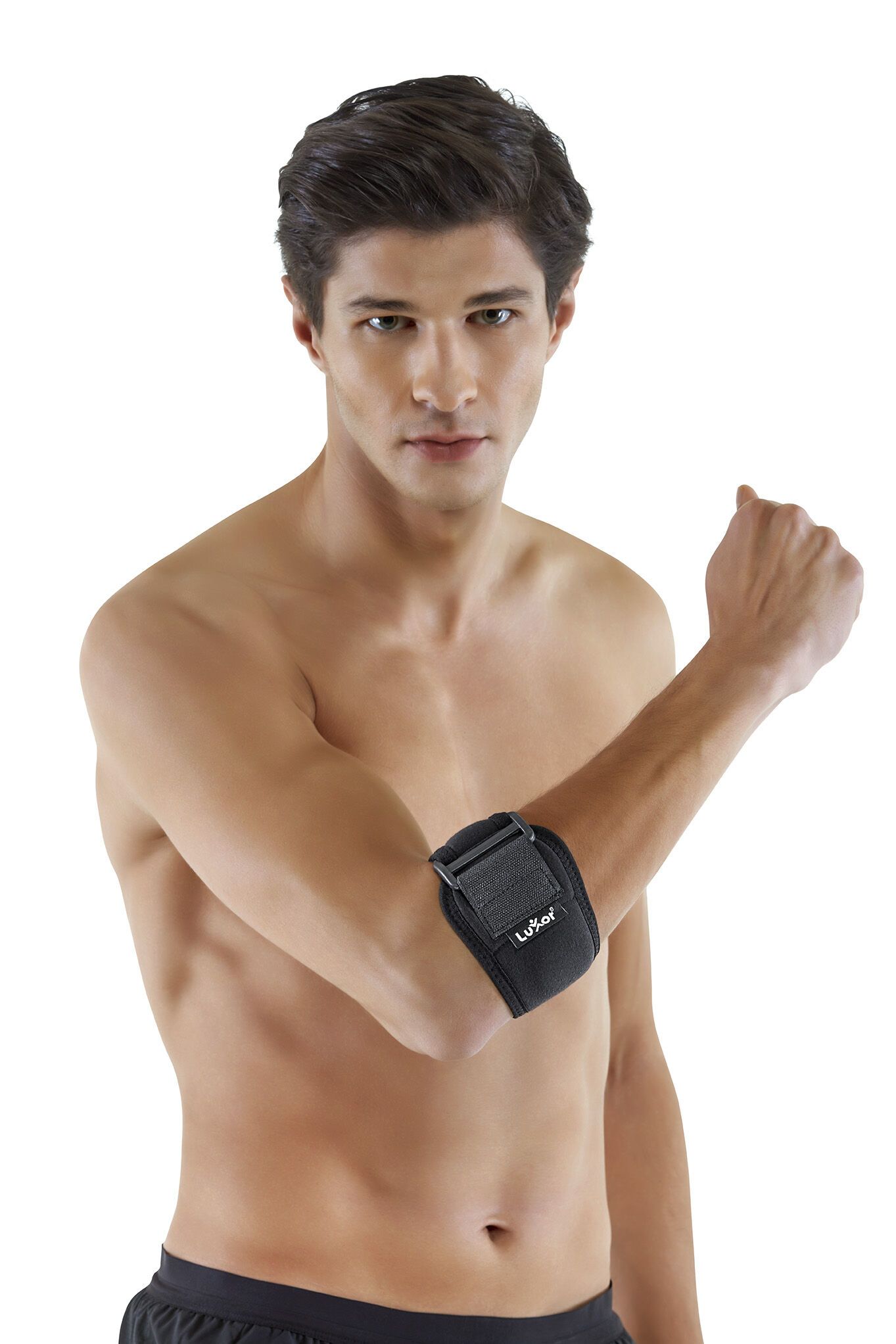 Schwarze Ellenbogenspange am Arm einer Person. Klettverschluss und Luxor-Logo sichtbar.