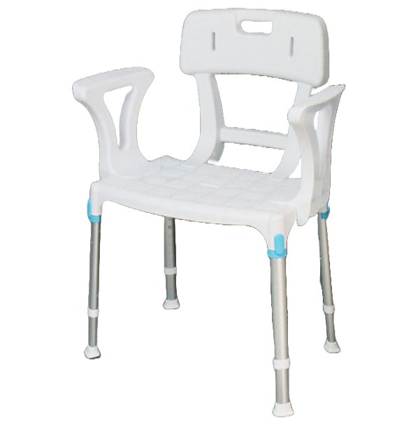 Duschstuhl mit Rücken- und Armlehnen. Weißes Kunststoffgestell, silberfarbene Beine, blaue Verstellknöpfe. Sitzfläche mit quadratischen Aussparungen.